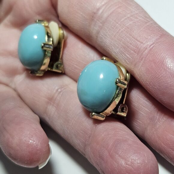 Vintage Gold Tone Round Blue Bead Clip On Earrings - Picture 2 of 10